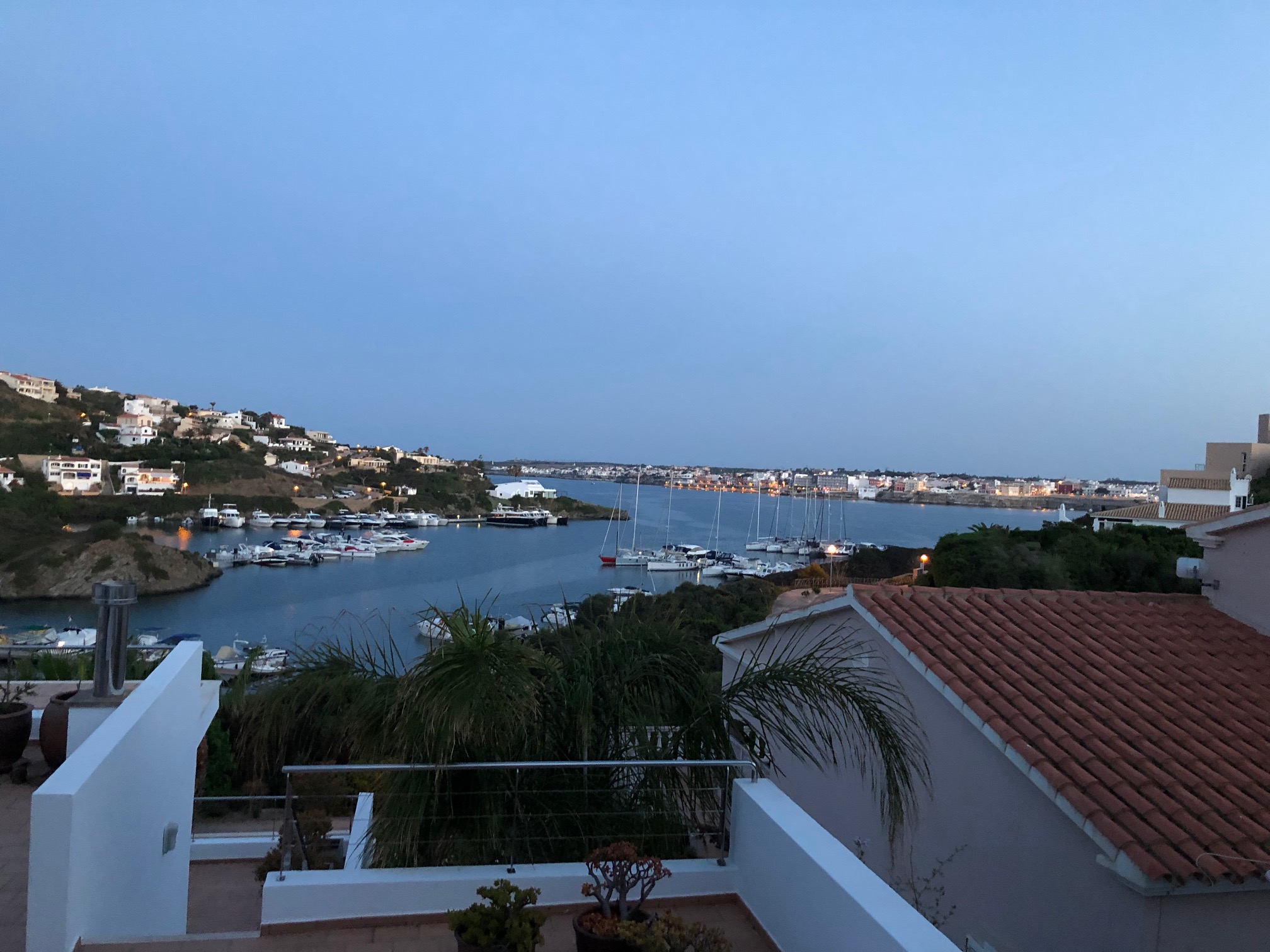 Blick von Villa Pixiie in Cala Llonga über den Hafen von Mahon. Foto: Helmut Hetzel